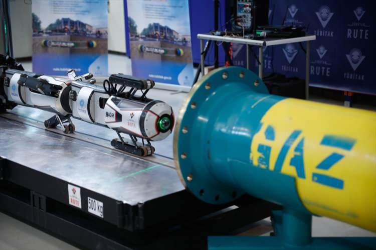 <p>Çimen, "Normalde bunları kiralıyorsunuz ve kilometre başına ücret ödüyorsunuz. Şu anda biz bu teknolojiye sahip olarak dışa bağlılığı ortadan kaldırmış oluyoruz. Bunun ötesinde hem bölgemize hem de dünyaya bu robotla kiralama yoluyla hizmet verebilir hale geliyoruz." ifadesini kullandı.</p>