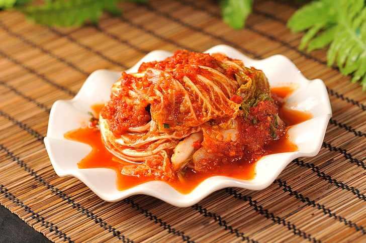 <p><span style="color:#000000"><strong>Kimchi</strong></span></p>

<p><strong>Uzakdoğu mutfağının en önemli yemekleri arasında yer alan Kimçi, Güney Koreliler tarafından'mucize besin' olarak adlandırılıyor. Kore halkının 90 yılı aşan uzun ömür şampiyonluğunun mimarı olan Kimçi, içerdiği vitamin, posa, mineral ve antioksidanlarla dikkat çekiyor.</strong></p>

<p> </p>
