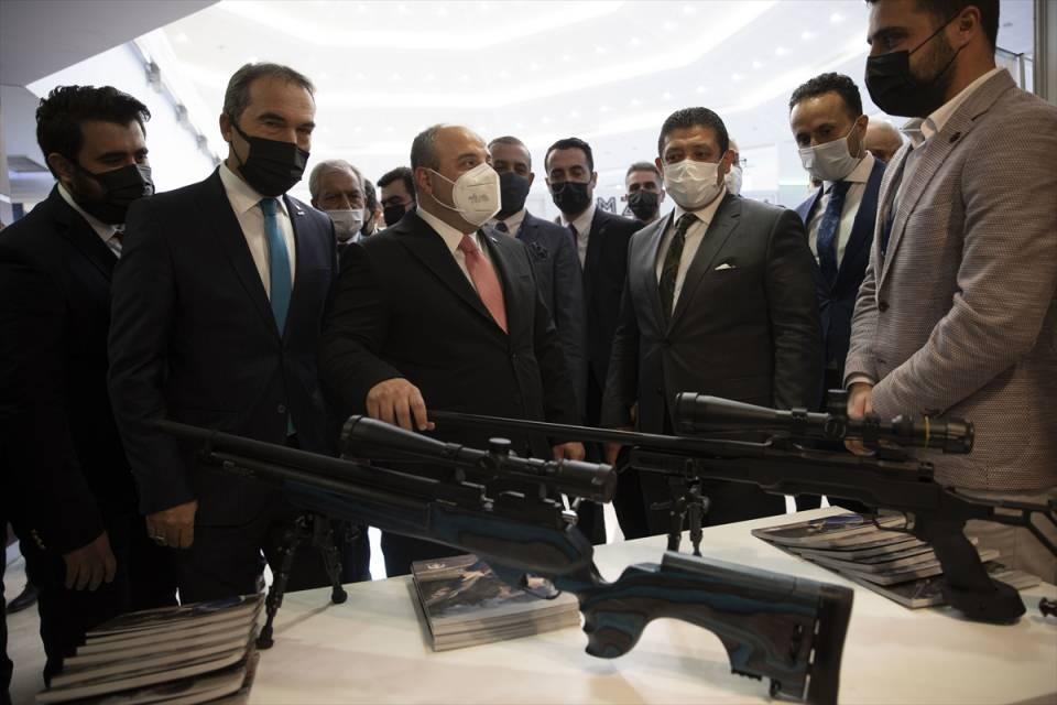 <p>Türkiye'nin son dönemde savunma sanayisi teknolojileri anlamında büyük başarılar yakaladığına dikkati çeken Varank, yurt dışından milli ürünlere ilginin oldukça arttığını dile getirdi.</p>
<p> </p>