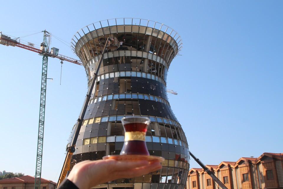 <p>Türkiye'de çayın yetiştirildiği Rize'de, 'Çay Çarşısı' projesi kapsamında 30 metre yüksekliğinde inşa edilen ve sona gelinen ince belli çay bardağı şeklindeki 7 katlı bina için Guinness Rekorlar Kitabı'na resmi başvuru yapıldı. Rize Ticaret Borsası Başkanı Mehmet Erdoğan, "Rize’den bir yapının Guinness Rekorlar Kitabı içerisine girmesi bizim içinde gurur kaynağı olacak" dedi. Rizeliler ise çay bardağı binası için ‘Biraz demli oldu', 'Paris’in Eyfel Kulesi varsa, bizim de çay bardağımız var' yorumlarında bulundu.</p>

<p> </p>
