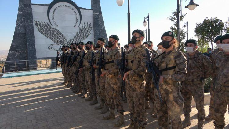 <p><strong>Siirt</strong>’ten Batman’a helikopterle gelen İçişleri Bakanı Süleyman Soylu, Bayraktepe Şehitlik Anıtı'nın açılışına katıldı. Bayraktepe Anıtı'nın açılışına Bakan Soylu’nun yanısıra İçişleri Bakan Yardımcısı Muhterem İnce, Batman Valisi Hulusi Şahin, Batman Milletvekili Ziver Özdemir, Jandarma Genel Komutanı Orgeneral Arif Çetin, Emniyet Genel Müdürü Mehmet Aktaş, Van Jandarma Asayiş Kolordu Komutanı Tümgeneral Hüseyin Kurtoğlu, İl Jandarma Komutanı Albay Hakan Başkaya, İl Emniyet Müdürü Köroğlu Kıraç, Ak parti il Başkanı Akif Gür katıldı.</p>