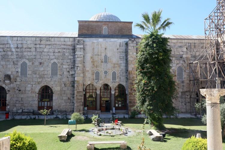 <p>İzmir'in Selçuk ilçesindeki tarihi İsa Bey Camisi'nde imamlık yapan şehit babası İbrahim Taşdemir, ibadethaneyi ziyaret eden yabancı turistlere 15 dildeki Kur'an-ı Kerim kitapçıklarını hediye ederek, İslam'ı anlatıyor.</p>