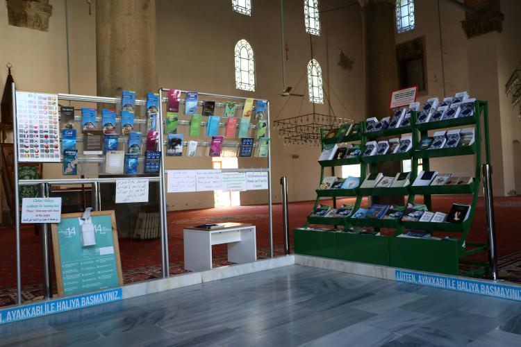 <p>Her yıl yüzlerce turistin ziyaret ettiği camide, sadece namaz kıldırmak yerine turistlere İslamiyet'i anlatmaya karar veren Taşdemir, 6 yıl önce, Sultanahmet Camisi'nde turistler için birçok dilde Kur'an-ı Kerim dağıtıldığı bilgisine ulaşınca, İstanbul'a gitmeye karar verdi.</p>