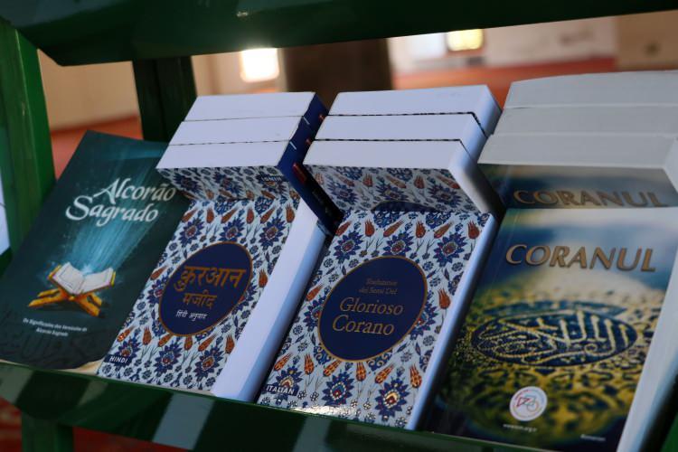 <p>Cami derneği yetkilileriyle görüşen ve kendisi için de Kur'an-ı Kerim ve broşürler alan Taşdemir, camiye gelen yabancı turistlere 15 dildeki Kur'an-ı Kerimleri hediye ettikten sonra kısa bilgiler de veriyor.</p>