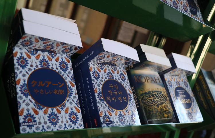 <p>Turistlere kolonya ve şeker ikramının ardından cami girişindeki stantlara koyduğu kitapları ücretsiz alabileceklerini söyleyen Taşdemir, kendi iletişim bilgilerini de turistlere vererek İslamiyet ile ilgili turistlerin sormak istedikleri sorulara mail yoluyla cevap veriyor.</p>