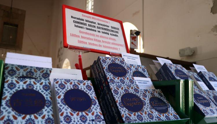 <p>Taşdemir, şimdiye kadar turistlere yaklaşık 20 bin Kur'an-ı Kerim hediye etti.</p>
