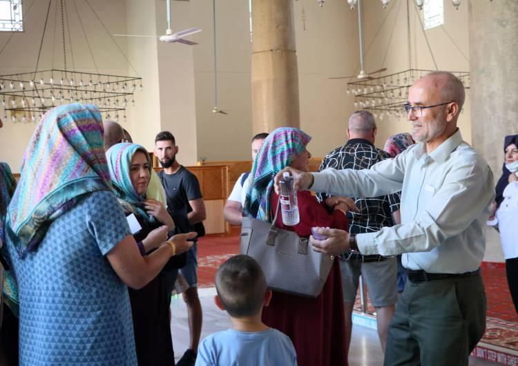 <p>Turistlerin kitapları hemen almadığını, çekindiklerini dile getiren Taşdemir, şeker, kolonya, incir ve su ikram ederek onlarla ilk başta gönül bağı kurmaya çalıştığını vurguladı.</p>
