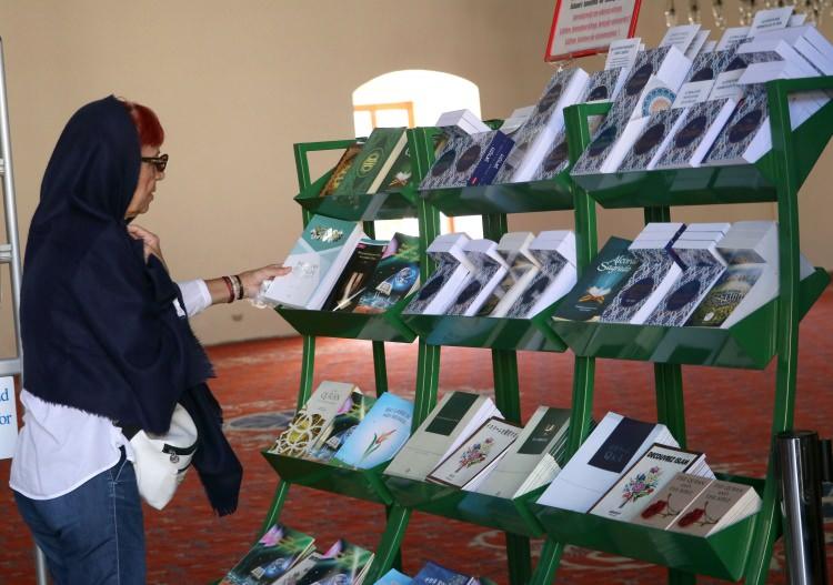 <p>Türk misafirperverliğinden turistlerin övgüyle söz ettiğini söyleyen Taşdemir, misafirler için hazırladığı ve içerisinde İslam ile ilgili bilgilerin yer aldığı mektubu da onlara takdim ettiğini kaydetti.</p>
