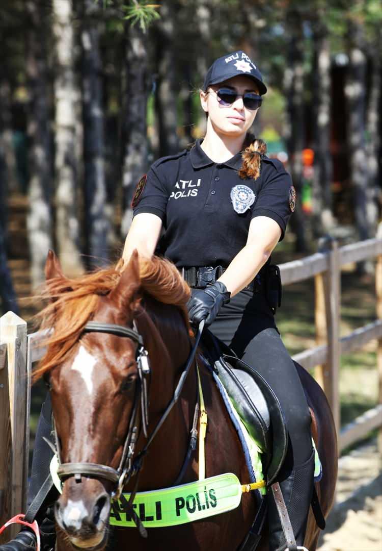 <p><strong>"Binicilik konusunda 4 ay eğitim alıp göreve başladık"</strong></p>
<p>Bir diğer atlı kadın polis, 27 yaşındaki Seda Kesicioğlu da 19 Mayıs Üniversitesi Sanat Tarihi Bölümü'nden mezun olduktan sonra polis olmayı seçtiğini söyledi. İki yıldır polis olarak görevini sürdürdüğünü belirten Kesicioğlu, atları çok sevdiğini ve atlı kadın polis olarak görev yapmanın dezavantajını yaşamadığını söyledi. Kesicioğlu, şunları söyledi:</p>