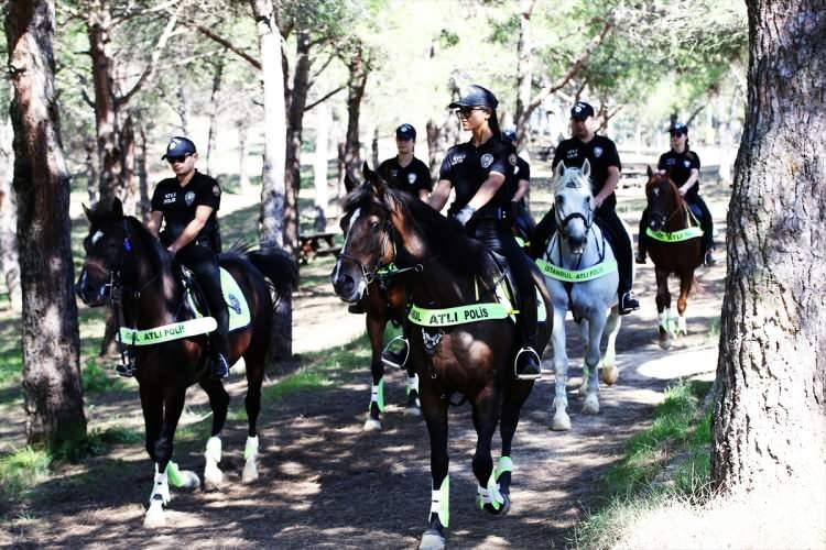 <p>Atlı polis olarak tüm meslektaşları gibi asayişe katkıda bulunduklarına dikkati çeken Güneyli, diğer meslektaşlarından farklı olarak arabaların ve motorların giremediği ormanlık alanlara girerek atlarla görevlerini ifa ettiklerini söyledi.</p>
<p> </p>
