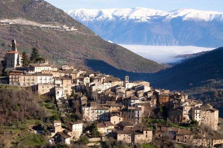 <p>Başkent Roma’ya yaklaşık 150 kilometre uzaklıkta yer alan Abruzzo bölgesindeki Pratola Peligna kasabasında evler, 1 Euro’ya satışa çıktı.</p>
<p> </p>