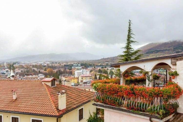 <p>Yerel meclis üyesi Paolo Di Bacco, 1 Euro’luk satışın başlamasından önce, terkedilmiş mülklerin haritasını çıkardıklarını ve eski sahipleriyle iletişim kurmaya çalıştıklarını aktarırken, “Bu zorlu bir iş” diye konuştu.</p>
<p> </p>