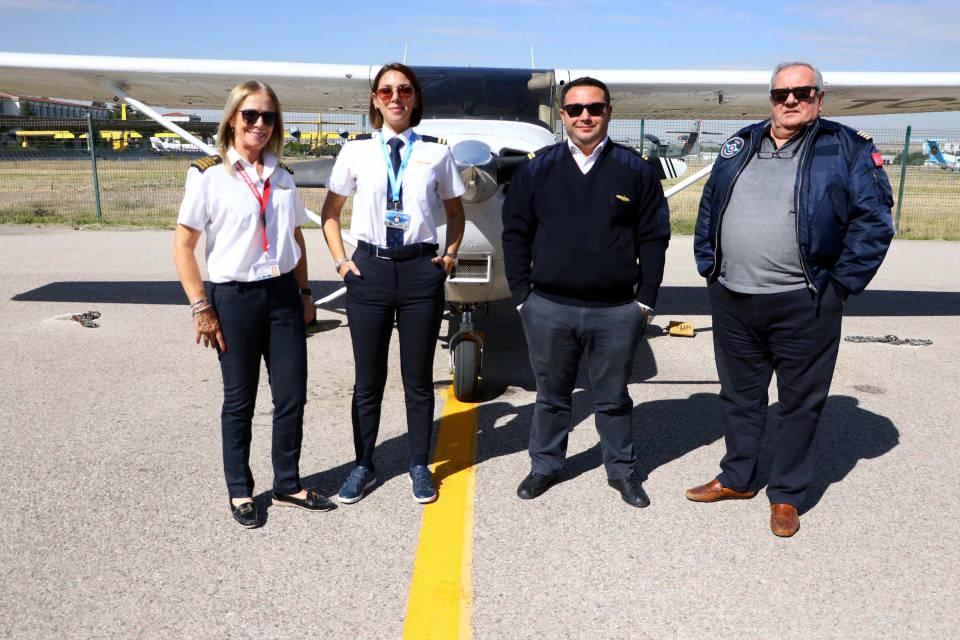 <p>Bilkent Üniversitesi Kimya Bölümü'nü bitiren ve 11 yıldır havacılıkla uğraşan Gökçin Özün, öğrenci pilot olarak THK ve farklı kurumlarda eğitimine devam ederken, ağabeyi 21 yıllık pilot Gökhür Özün ise THK'da eğitimine devam ederken, annesiyle beraber Kıbrıs Girne üniversitesi Yakındoğu Havacılık'ta 'kalite müdürü' ve 'pilot eğitmeni' olarak da çalışıyor.</p>
<p> </p>