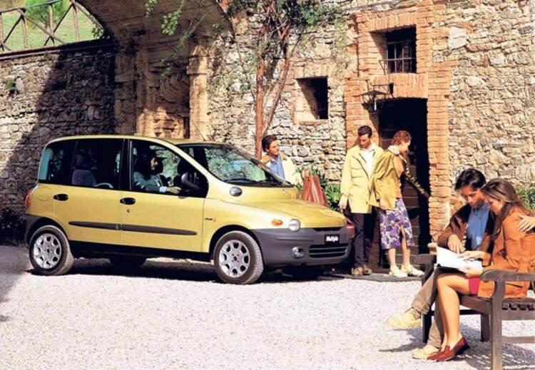 <p>Fiat Multipla </p>

<p>Pek çok kişi tarafından “çirkin” olarak nitelense ve “başka bir dünyadan geldiği” iddia edilse de, çok fonksiyonel ve genişti. Özellikle İtalya’da taksicilerin bir numaralı tercihi olmuştu. Önde üç kişilik yer vardı. Ancak devamı gelmedi. Buna karşılık tasarımı nedeniyle Amerika’da müzede bile sergilendi. Küçümsemeyelim yani...</p>
