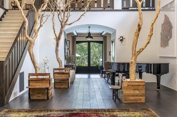 <p><strong>Justin Timberlake ve Jessica Biel çiftinin 35 milyon dolara satışa çıkan ve özel olarak hazırlattığı evin arazisinde açık oturma odası, aydınlatılmış tenis kortu, çayır, orman ve sebze bahçeleri bulunuyor.</strong></p>
