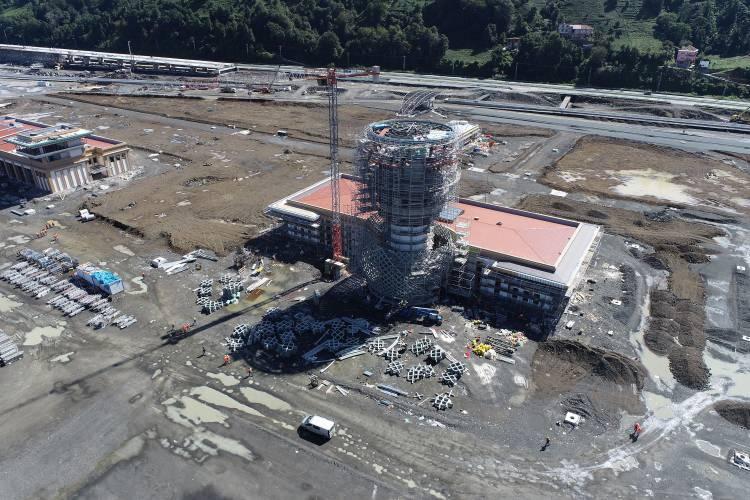 <p>Daha önce Ordu-Giresun vardı. Kavşakta da denize dolgu işlerde de orada yaşanan tecrübeleri biz buraya avantaj olarak yansıttık. Belli düzenlemeler yapıyoruz. </p>
