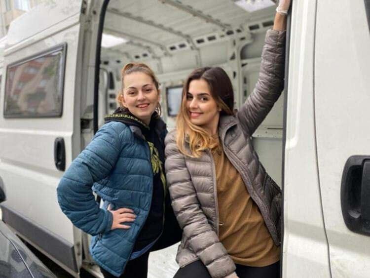 <p>KIZ KARDEŞLER 4 AY İÇİNDE KENDİ KARAVANLARINI YAPTI</p>
<p>Fuara kendi tasarladıkları 'Sistersvanlife' adlı karavanlarıyla katılan Nurdan - Elif Sözkesen kardeşler, karavan tutkularını anlatıp karavan hayatına yeni geçiş yapanlara tavsiyeler verdi.</p>
