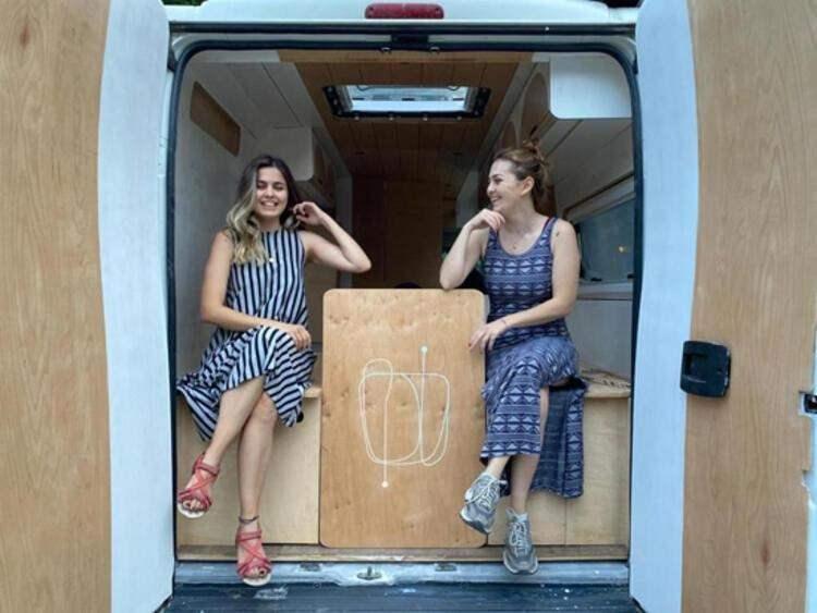 <p>Uzman biyolog Nurdan Sözkesen (33) ve kardeşi iç mimar Elif Sözkesen (28) kareli bir defterle karavan tasarımına başlamış. Tasarımlarına autocad ile devam eden kardeşler, tasarladıkları başarılı karavan modelleri ve samimiyetleriyle karavan fuarının da en renkli kişilikleri arasında</p>
