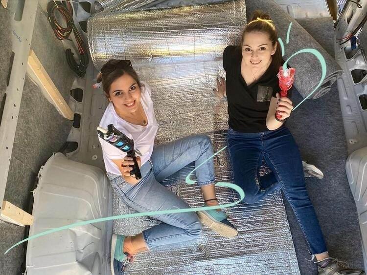 <p>Karavanla tanışmalarını anlatan Nurdan Sözkesen, “Yaklaşık 3 yıl önce iş için İzmir’den İstanbul’a taşınmıştım. Hazır düzenim bozulmuşken karavan yapma ve taşınma tam bir fırsat olarak gözüküyordu. Konuyla ilgili bilgim, etrafımdaki olumsuz sesleri susturmaya yetmedi ve araştırmaya başladım” dedi.</p>
