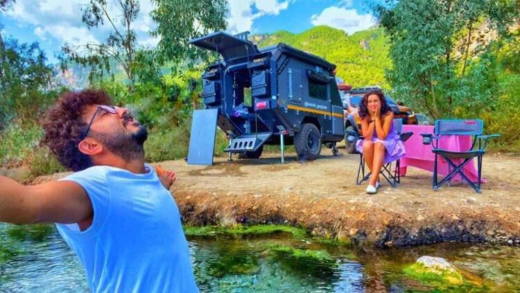 <p>4 ayda bitirdikleri karavanlarıyla Türkiye’yi de gezen kardeşler, yeni karavan alacaklara, “İyi bir ön araştırma şart, eğer bilmedikleri bir konuysa mutlaka destek almalılar. Öncesinde karavan kiralamaları ve tecrübe etmeleri de önemli. Fuardaki üreticilerle görüşmeleri ve pek çok farklı tarzı görmeleri elbette iyi olacak” tavsiyesinde bulundu.</p>
<p>'KARAVANLA BU YOLLARA GİRMEYİN' </p>
<p>Fuara konuşmacı olarak katılan ‘Kıvırcık Gezginler’ Hatice ve Talha çifti, oğulları Çınar ile çıktıkları gezileri, deneyimlerini ziyaretçilere aktardı. Off-road araçları ve çekme karavanlarıyla Türkiye'nin güzelliklerini görmek için fırsat buldukları her an kendilerini doğaya atan çift, karavanseverlere önerilerde bulundu.</p>
