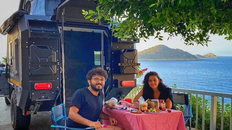 <p>'KARAVANLA BU YOLLARA GİRMEYİN'</p>
<p>Fuara konuşmacı olarak katılan ‘Kıvırcık Gezginler’ Hatice ve Talha çifti, oğulları Çınar ile çıktıkları gezileri, deneyimlerini ziyaretçilere aktardı. Off-road araçları ve çekme karavanlarıyla Türkiye'nin güzelliklerini görmek için fırsat buldukları her an kendilerini doğaya atan çift, karavanseverlere önerilerde bulundu.</p>