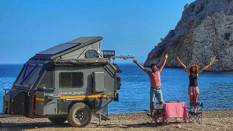 <p>Fuara oldukça fazla ilgi olduğunu söyleyen aile, insanların karavan hayatına geçince 1 damla suyun kıymetini anladıklarını belirtip, “İnsanlar doğaya saygılı olmayı öğreniyor. Herkes bir hafta da olsa bu karavan hayatını yaşamalı diye düşünüyoruz” vurgusunu yaptı.</p>
<p> </p>
<p>KARAVAN ALACAKLARA ÖNEMLİ TAVSİYELER </p>
<p> </p>
<p>Fuar, karavanları incelemek ve fikir almak için gelen ziyaretçilerle dolarken, Pınar ailesi yeni karavan alacaklara da tavsiyeler verdi. Kıvırcık Gezginler Hatice-Talha Pınar, “Karavan alırken dikkat etmeniz gereken husus, yıl içinde ne kadar kamp yapacağınız. Kendinize hedefler koyun ve o hedeflere yönelik ihtiyacınız olan karavanı araştırmaya başlayın" diye konuştu.</p>