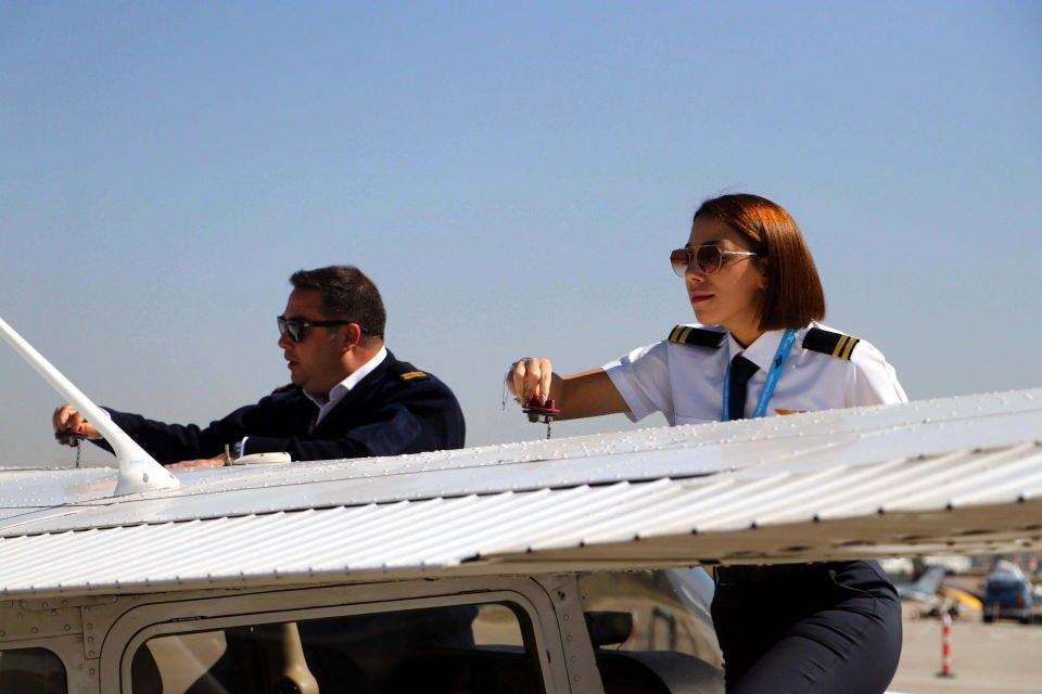 <p>Şu anda annemle beraber Kıbrıs Girne Üniversitesi Yakın Doğu Havacılık'ta kalite müdürü ve pilot olarak çalışıyorum. Aile olarak havacılığın her dalında olduk" diye konuştu.</p>