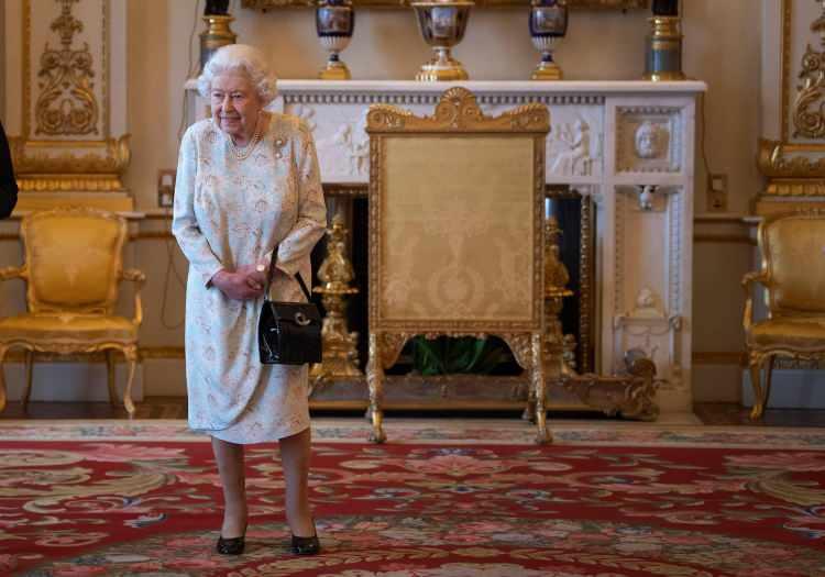 <p><strong>Buckhingham Sarayı ve çevresinin düzenlenmesi için yeni çalışan arayışına giren Kraliçe Elizabeth iş ilanı açtı. Pasta şefinden bahçıvana kadar eleman eksiği olan saray için verilecek maaşlar ise duyurulmadı. </strong></p>

