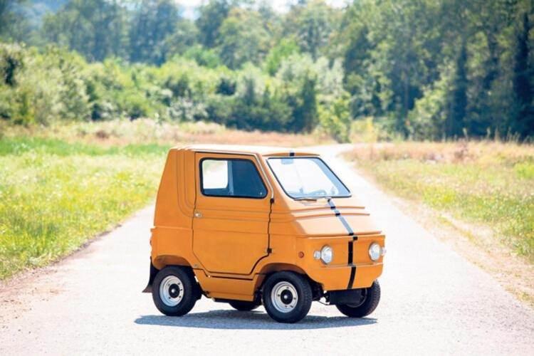 <p>Zagato Zele 1000 </p>

<p>Aston Martin’ye ünlenen, Ferrari, Lamborghini, Alfa Romeo, Lancia, Fiat, Jaguar gibi markaların şasileri üzerine farklı tasarımda efsanevi ve lüks araçlar yapan İtalyan Zagato, nasıl olduysa bu otomobili de yaratmış. 1974-76 arasında üretilen ve 500 tanesinin “sağ kaldığı” bilinen bu otomobil, o dönemdeki petrol krizi nedeniyle ortaya atılan alternatiflerden biriydi. Elektrikli “Zagato Zele”, 80 kilometrelik menzile sahipti ve “uygun koşulları bulduğunda” 40-50 km/s hıza çıkabiliyordu. Üstelik kendisi tamamen el yapımıydı.</p>
