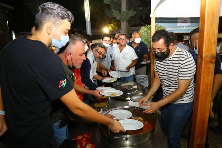<p>Adana’da bu sene beşincisi düzenlenen Uluslararası Adana Lezzet Festivali’nin gala gecesi yapıldı. Gecede kent protokolü ve davetliler sıraya girip 36 stanttaki 140 çeşit yemek arasından istediklerini seçerek aldı. Şırdan dolması alabilmek için ise davetliler adeta birbirleriyle yarıştı.</p>
