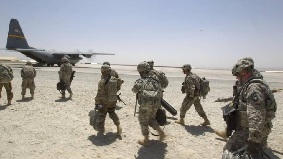 <p><strong>Hurdaya çıkan kargo uçakları</strong><br />
<br />
Afganistan`ın acemi hava kuvvetlerinin kargo uçaklarına ihtiyacı vardı. 2008`de Pentagon, zorlu pistlere kalkış ve iniş yapmak için tasarlanmış İtalyan tasarımı bir uçak olan G222`yi seçti.</p>
