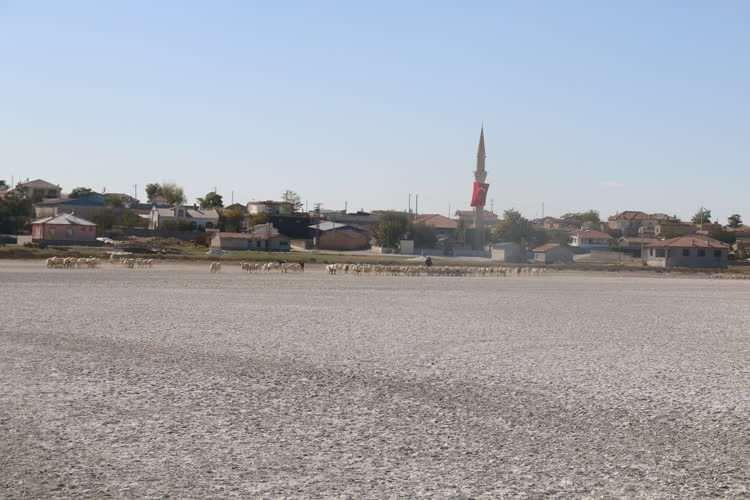 <p>Göl, son yıllarda yeterli yağışın düşmemesi, yeraltı sularının çekilmesi ve iklim değişikliğinin etkisiyle yaşanan kuraklıktan etkilendi.</p>