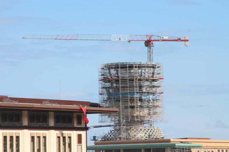 <p>Rize’nin Pazar ilçesine bağlı Yeşilköy'de, Ulaştırma ve Altyapı Bakanlığı'nca 1000 hektarlık alanda projelendirilen Rize-Artvin Havalimanı’nın temeli, 3 Nisan 2017'de, Cumhurbaşkanı Recep Tayyip Erdoğan tarafından atıldı. Havalimanı için kamyonlarla gece gündüz malzeme taşınan alanda, deniz dolgusu sürüyor. Günlük 100 bin tona yakın dolgunun yapıldığı havalimanı inşaatında, terminal binaları inşaatı ile pist kaplama çalışmasında sona yaklaşıldı.  </p>

<p> </p>
