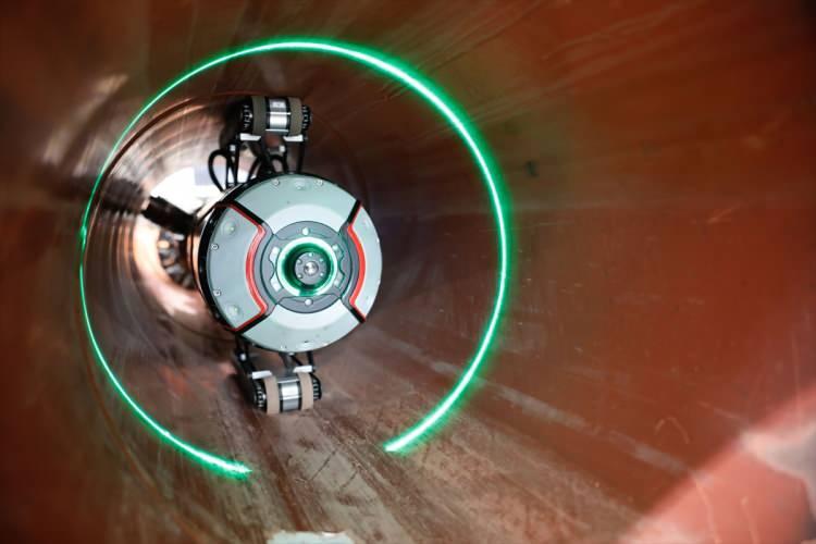 <p>Robot Göz'ün mekaniği, tasarımı, donanımı ve yazılımının tamamen TÜBİTAK RUTE tarafından geliştirildiğini vurgulayan Yavaşoğlu, "Bunun yerli mühendisler tarafından geliştirilmiş olması gurur verici. 20'nin üzerinde Türk mühendis bu projede çalışıyor. En kısa zamanda robotumuzu canlı hatta kullanmak için çalışmalara devam ediyoruz." ifadesini kullandı.</p>