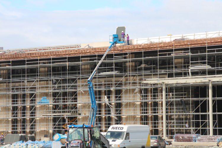 <p>İşte bu süre zarfında her günün bizim için önemli olduğu bu yatırımda arkadaşların çalışamadığı günler oldu. Beton, asfalt dökmek için 40-45 gün yağmurun müsaade etmesini bekleyen ekiplerimiz oldu çünkü burada normal bir asfalt, betonla çalışmıyorsunuz. Her şeyi başka mühendislik çalışmalarının 10 katı daha titizliğinde yaptığımızı düşünün. Bu nedenlerden dolayı üst yapımız da biraz sarkma olabilir. Yani biz yıl sonu itibarıyla havalimanını açmayı planlıyorduk ama bu iklim ve yoğun yağışlar nedeniyle küçük sarkmalar olabileceğini değerlendiriyoruz. </p>