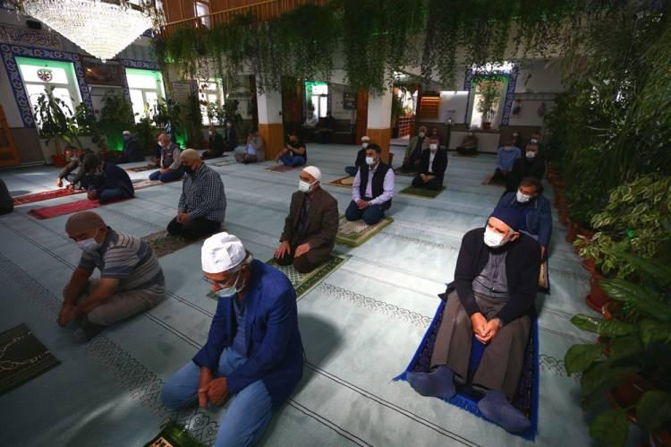 <p>Bu çalışmasından dolayı geçen yıl Türkiye Diyanet Vakfı tarafından verilen "Uluslararası İyilik Ödülü"nü kazandığını anlatan Aydemir, şöyle konuştu:</p>
<p>"Çiçeği seven çocuğun asla çevresine zararı olmaz, biz de böyle bir neslin yetişmesine vesile oluyoruz. Cenabı Allah'ın yeryüzündeki evleri olan camilerin her şeyin en güzeline layık olduğuna inanıyorum. Botanik bahçesi gibi olan bu camide çiçekler arasında ibadet yapmanın zevki ayrı oluyor."</p>
