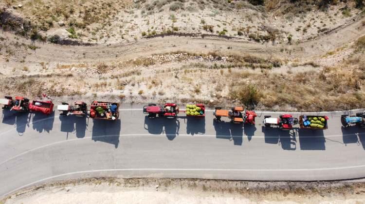 <p>Sezonda 1000 ton civarında ceviz üretildiğini belirten Güven, "Sakarya'da, Bursa'da bulunan soğuk hava depolarına gönderiyoruz. Köyümüz çalışkan bir köydür. Ceviz konusunda ilerledik." dedi.</p>
