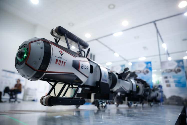 <p>Bakanlıktan yapılan yazılı açıklamaya göre, Robot Göz, İGDAŞ için Türk mühendislerce tasarlandı.</p>
<p>TÜBİTAK RUTE tarafından 4 yıllık çalışmanın sonucunda geliştirilen Robot Göz, üzerinde bulunan 900 sensörüyle doğal gaz borularındaki gaz kaçaklarını tespit edecek.</p>