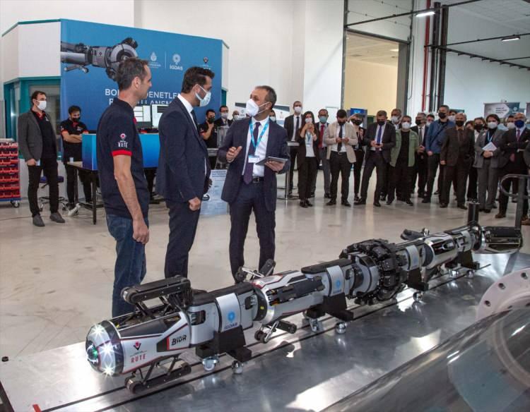 <p>TÜBİTAK Baş Uzman Araştırmacısı, Robotik Akıllı Sistemler Grubu Lideri Dr. Yusuf Engin Tetik de Robot Göz'den elde edilen verilerin operasyon sonrası ele alındığını kaydederek, "900 farklı sensörden alınan veri, robotun kendi içerisinde bir kayıt mekanizmasında tutuluyor. Operasyon sonrasında işleniyor. Hatalar daha sonra bulunuyor." bilgisini paylaştı.</p>