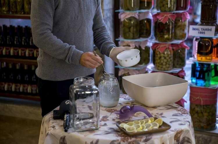 <p><strong>Turşuyla ilgili yıllardır tartışılan ve bir t&uuml;rl&uuml; kesin cevap alınamayan <span style="color:#B22222">"turşu limonlu mu yoksa sirkeli mi" </span>yapılır sorusunu muhabirimiz M&uuml;ge &Ccedil;akmak, Turşucu Egemen Demir'e sordu.&nbsp;</strong></p>
