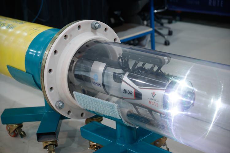 <p>Türkiye'de sivil bir sektörde böyle gelişmelerin yaşanıyor olmasının kendilerini gururlandırdığını belirten Çimen, "Robotumuz aynı zamanda haritalama yapabiliyor. Gittiği borunun içerisinde nereden geçtiğini söyleyebiliyoruz. Deprem anında boruların depremden sonra kullanılıp kullanılamayacağını, yer değiştirip değiştiremediğini de bu robotla öğrenebileceğiz." değerlendirmesinde bulundu.</p>