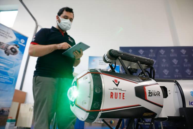 <p>"Robot Göz'ün kalbi burası. Üzerinde 900 sensör var. Bu sensörlerle hem boru içerisindeki hem de dış yüzeyindeki kusurları tespit edebiliyoruz. Robot Göz, 9 modülden oluşuyor. Yılansı bir yapısı var. Yönelme, dönme hareketleri yapabiliyor ve karmaşık şehir boru hatlarında bu yapısı sayesinde rahatlıkla hareket edebiliyor. Kamera modüllerinde lazerlerimiz var. Çember şeklinde lazer yansıtıyoruz. Bu lazerin değişimini inceleyerek borularda deformasyon var mı? Bunları tespit etmiş oluyoruz. Tamamen kablosuz olan Robot Göz, kamera modüllerindeki antenler sayesinde boru içerisinden haberleşiyor. Bu zor bir robot projesi çünkü içerisinde 247 elektronik kart ve 3 mikrobilgisayar var. Bu projenin en zor taraflarından bir tanesi de çalışacağı ortamın çok zorlu olması. Akış varken robotun operasyon yapması gerekiyor. Akışa karşı hareket edebilecek 30 bara kadar basınç altında çalışacak robotik sistem geliştirmeniz gerekiyor."</p>