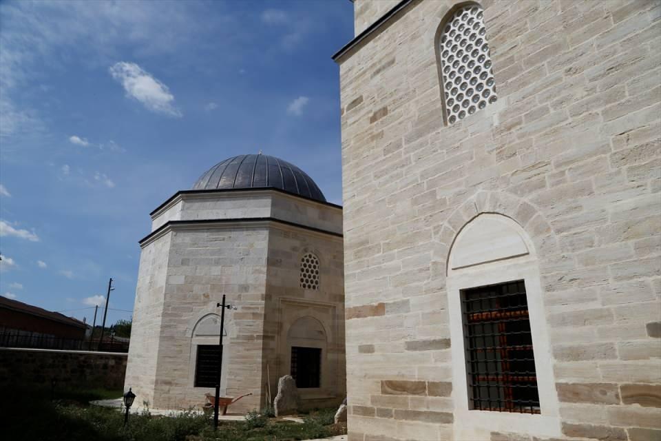 <p>Saray ilçesinde Sadrazam Ayas Mehmet Paşa tarafından 1539'da yaptırılan Ayaspaşa Camisi, Osmanlı'yı yansıtan mimarisi, tarihi ve taş kaide üzerinde yükselen minaresiyle zamana direniyor.</p>

<p> </p>
