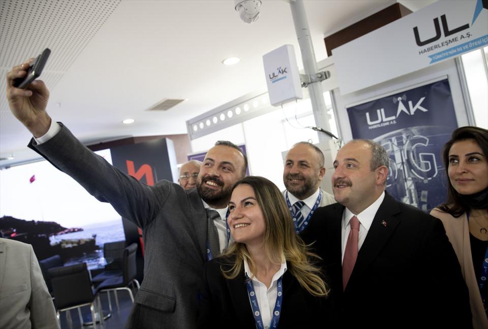 <p><strong>- Ürünler hakkında bilgi aldı</strong></p>

<p>Bakan Varank, fuar kapsamında kurulan Cumhurbaşkanlığı Savunma Sanayii Başkanlığı, Roketsan, Meteksan, Havelsan'ın stantlarını ziyaret ederek bilgi aldı.</p>

