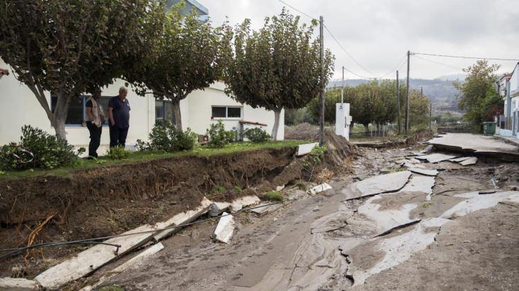 <p>Yunanistan Devlet Ajansı AMNA’nın haberine göre, Eğriboz Adası’nda dün başlayan ve bugün yoğunlaşarak devam eden yağışlar nedeniyle sel oluştu.</p>

<p> </p>

