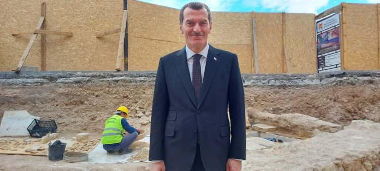 <p><strong>“ÇOK KATMANLI BİR SERGİ ALANI ORTAYA ÇIKACAK”</strong></p>
<p>Kazı çalışmaları hakkında bilgi veren Zeytinburnu Belediye Başkanı Ömer Arısoy, “Binanın dışında keşfettiğimiz mozaiği restore etmek için çalışmaları başlattıktan sonra buluntuların izini takip ederek bir lahit bulduk.</p>