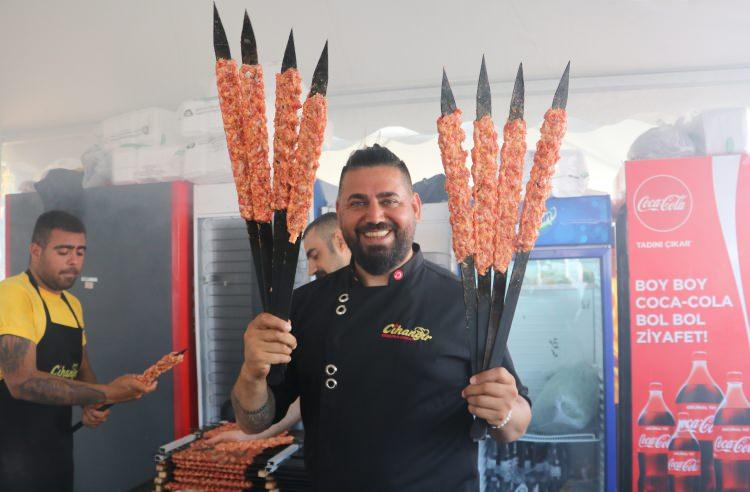 <p>Festivalde kebapçıların önünde kuyruk ise hiç azalmadı. 2019 yılında 30 ton etin tüketildiği, geçen sene ise korona virüs salgını nedeniyle dijital ortamda gerçekleşen festivalde bu yıl yoğun katılımla et severler 35 ton et tüketti.</p>
