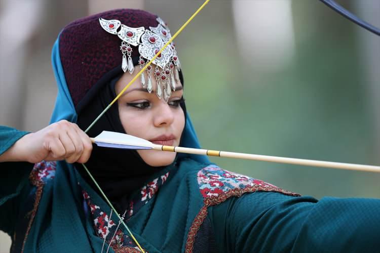 <p>Adana'da dün başlayan Geleneksel Türk Okçuluğu Ruz-I Kasım Koşusu, sona erdi.</p>

<p> </p>
