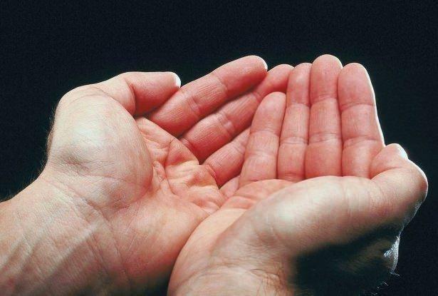 <p>ALLAHü Teâlâ'ya tam bir huşu içinde dua ve niyazda bulunmalıyız. Çünkü dua, rahmet kapılarının anahtarı, kulluğun ruhu ve ibadetin özüdür. Yalnızlaşan insanın sınırsız ve sonsuz kudret sahibi olan ALLAH'ın azameti karşısında aczini kabullenmesi, O'na sığınması ve O'na yakarması, ne isteyecekse O'ndan istemesidir.</p>
