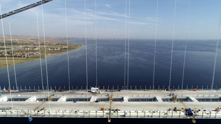 <p>Çanakkale Boğazı'nda Avrupa ve Asya kıtalarını ilk kez birbirine bağlayacak olan ve cumhuriyetin 100'üncü yılını simgeleyen, 2023 metrelik orta açıklığıyla da 'dünyanın en uzun orta açıklıklı asma köprüsü' unvanını alacak 1915 Çanakkale Köprüsü'nün temeli, 18 Mart 2017 tarihinde Cumhurbaşkanı Recep Tayyip Erdoğan tarafından atıldı. </p>

<p> </p>
